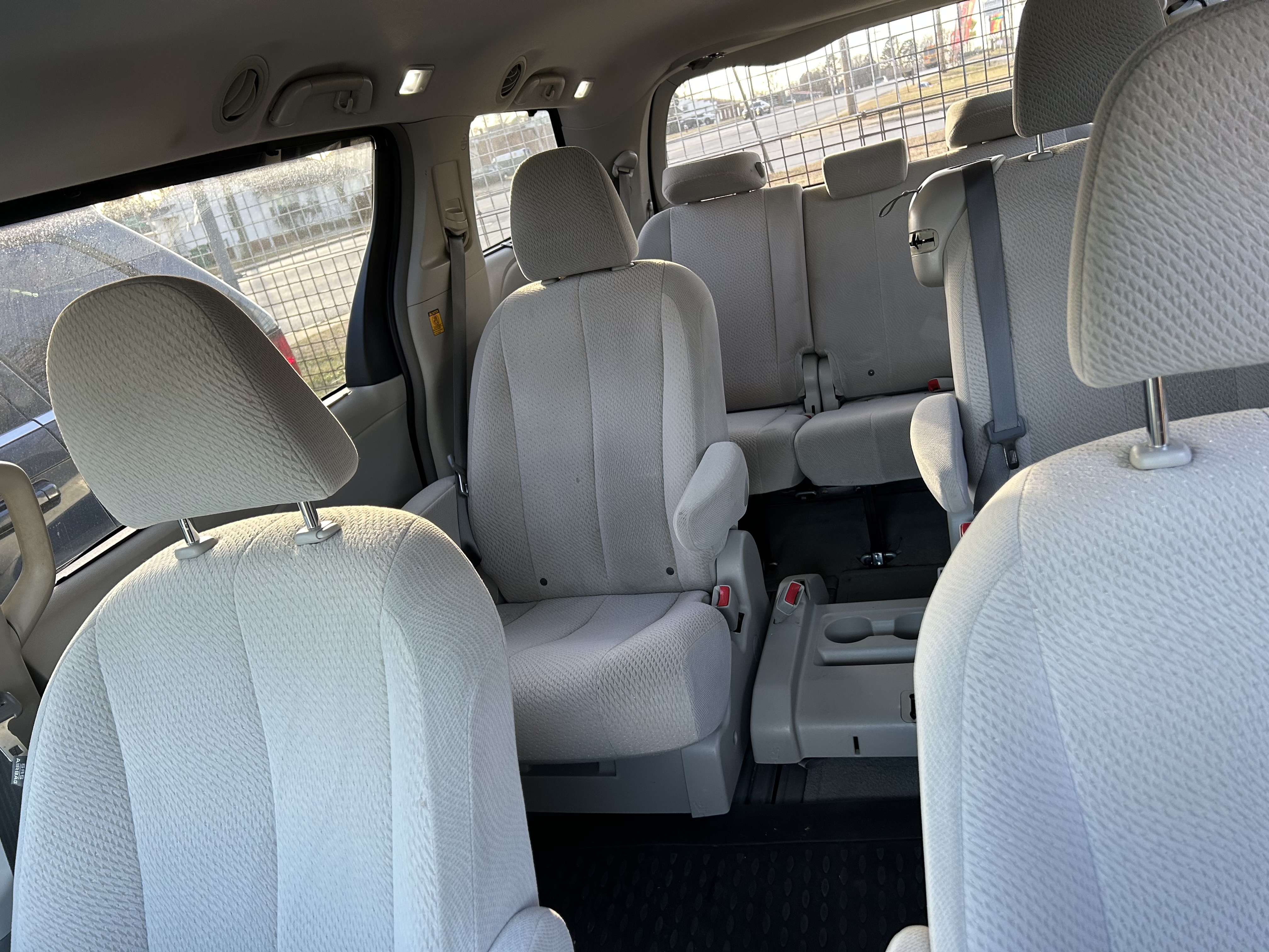 2012 TOYOTA Sienna - Thumbnail 4